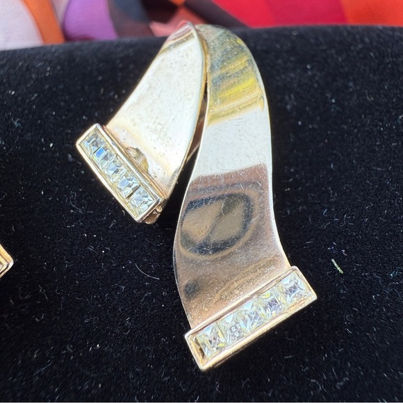 Vintage Gold Tone Abstract Clip On Earrings in Scroll Ribbon Design that Sparkle - Picture 4 of 17